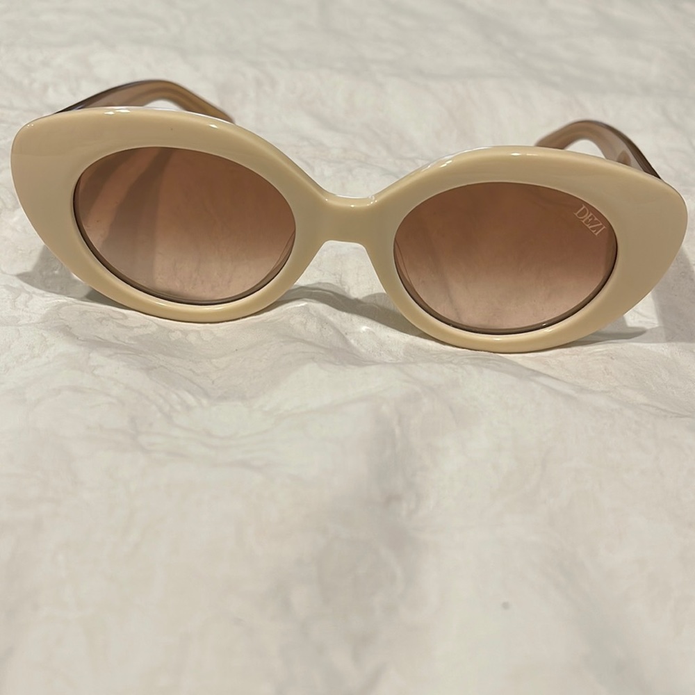 Thelma Dezi Sunglases color: HEAVY CREAM/ HONEY FADED
